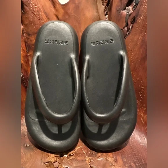 NEW Black Chunky Foam Based Flip Flops Size 8US - Picture 2 of 3
